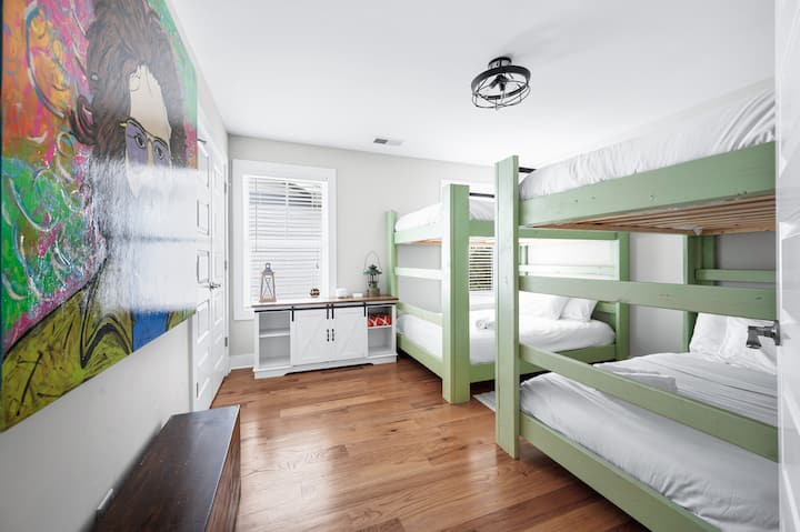 ห้องบังก์พร้อมเตียงเต็มขนาด 4 เตียงช่วยให้มีพื้นที่เพียงพอสำหรับผู้เข้าพัก มีสถานีชาร์จและเครื่องเสียง 