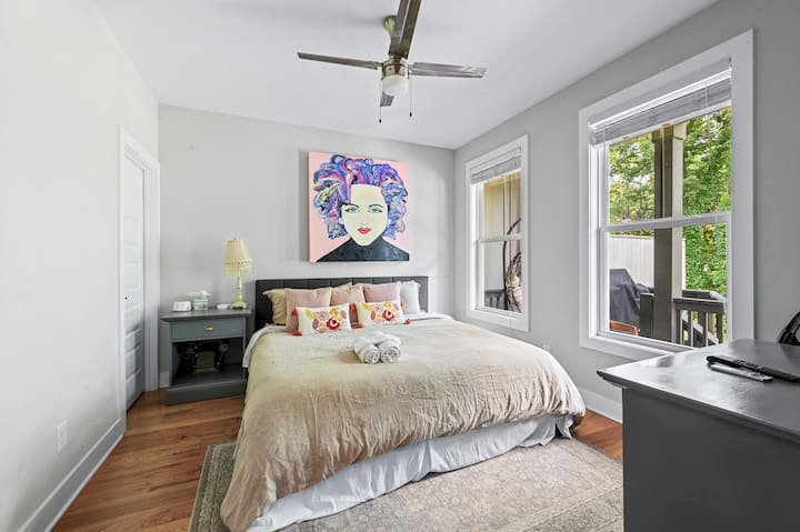 ห้องมาดอนน่า! ตั้งอยู่ที่ชั้นแรกสำหรับทุกคนที่อาจต้องหลีกเลี่ยงบันได - มีเตียงคิงไซส์ ทีวี เครื่องเสียง และแท่นชาร์จสำหรับการใช้งานของคุณ หน้าต่างมองออกไปด้านหลังไปทางสนามหลังบ้าน 