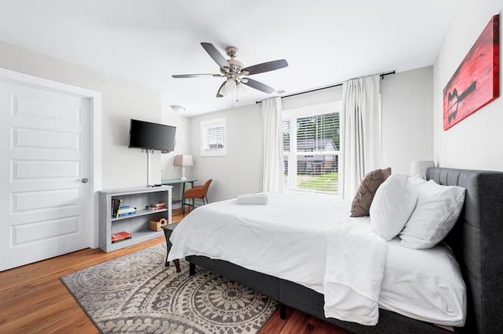 ห้องนอนด้านหน้าที่อบอุ่นมีเตียงขนาดคิงไซส์ ทีวี และเครื่องเสียง ยังมีโต๊ะทำงานหากคุณต้องการทำงานใด ๆ 