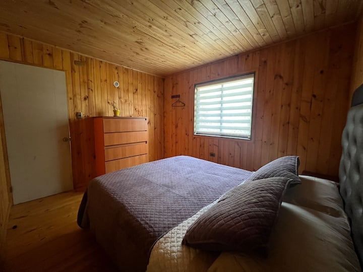 Светл и топол простор. Дупли кревет со мек текстил, дрвена фиока за складирање и широк прозорец кој пропушта природна светлина, создавајќи тивка и пријатна атмосфера за полнење. ☀️️