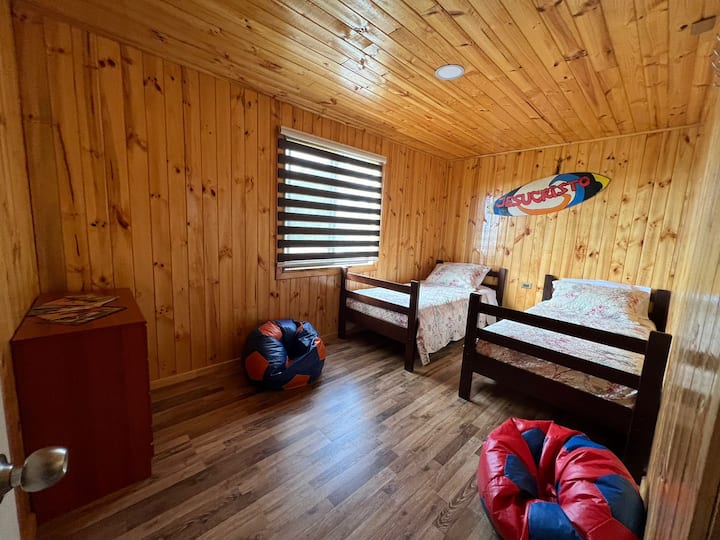 Удобна соба со два единечни кревета, совршена за излежување по денот исполнет со авантури. Украсено во топло дрво, со шарени пуфки за опуштање. Природната светлина создава мирна и пријатна атмосфера. ️