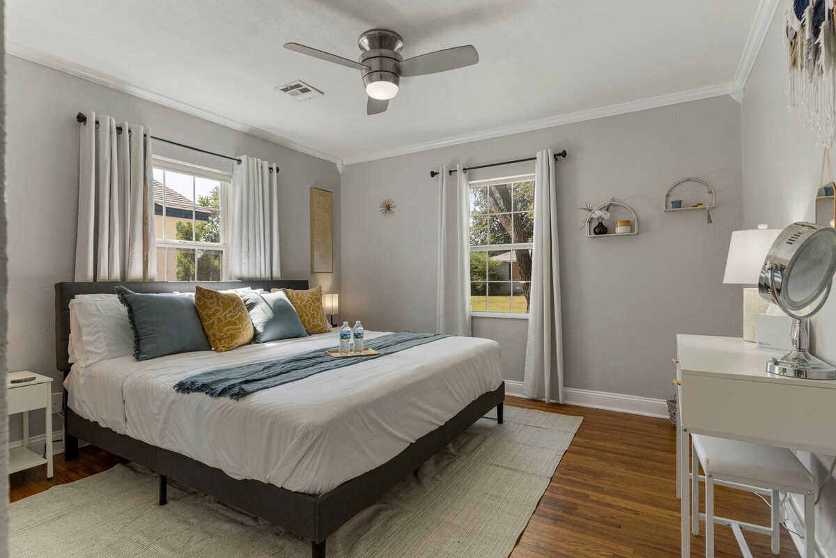 Este dormitorio alberga una cama tamaño KING, un tocador de maquillaje y un armario grande. Las ventanas tienen cortinas enrollables opacas, así como cortinas opacas. Carga USB, despertador y lámparas a ambos lados de la cama.