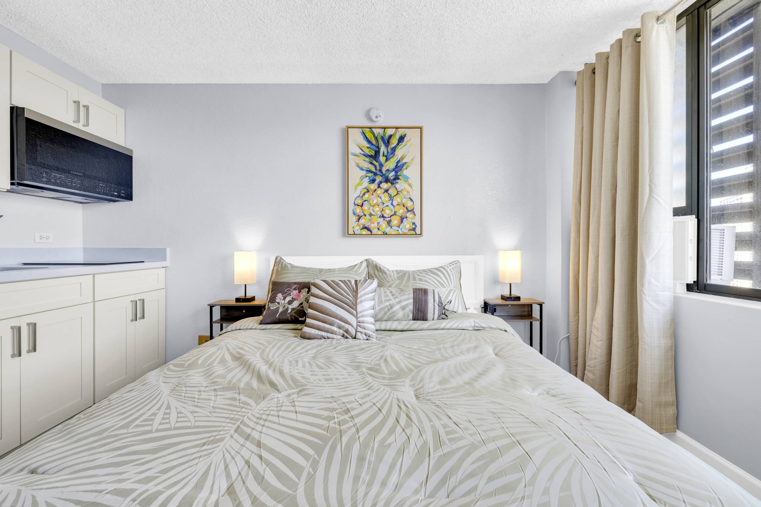 Condo in Honolulu · ★4.72 · Studio · 1 bed · 1 private bath - Image 4