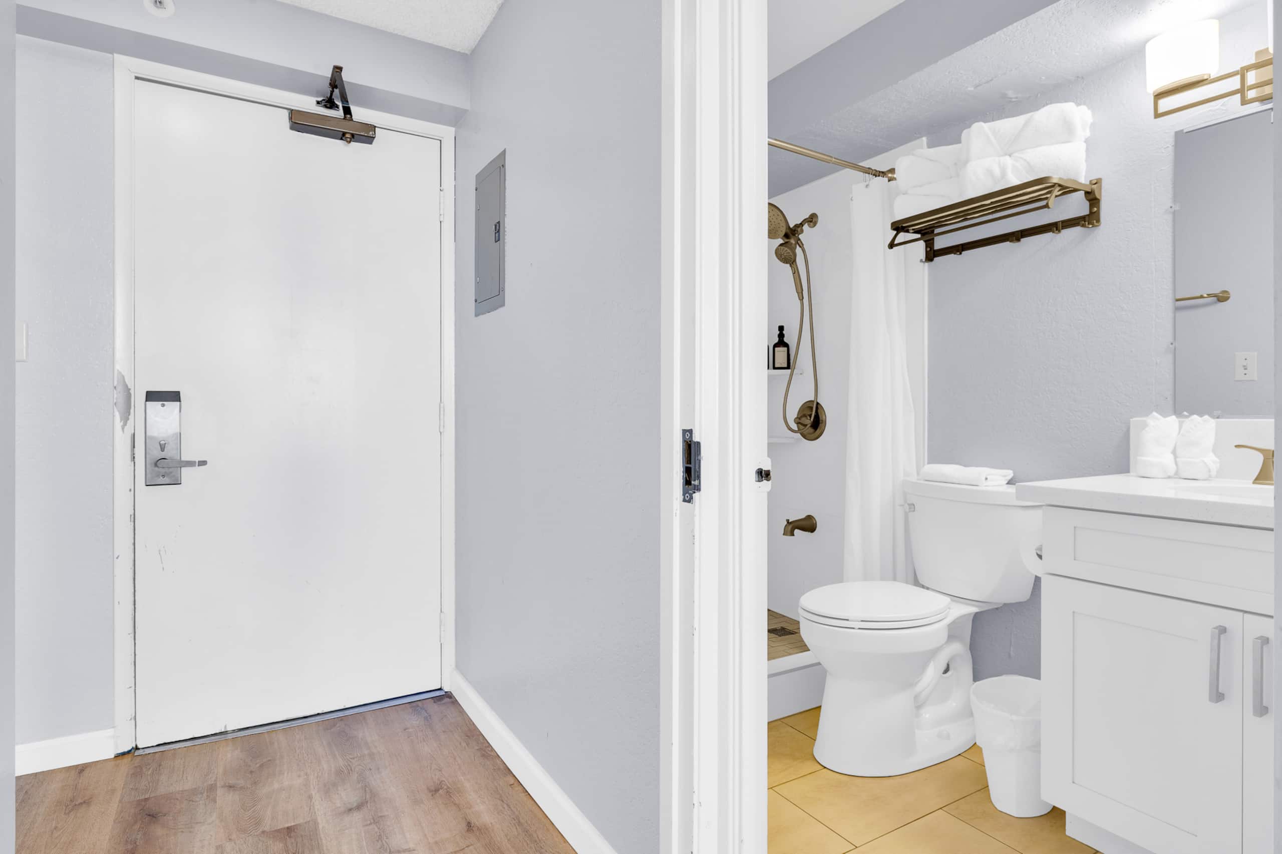 Condo in Honolulu · ★4.72 · Studio · 1 bed · 1 private bath - Image 12