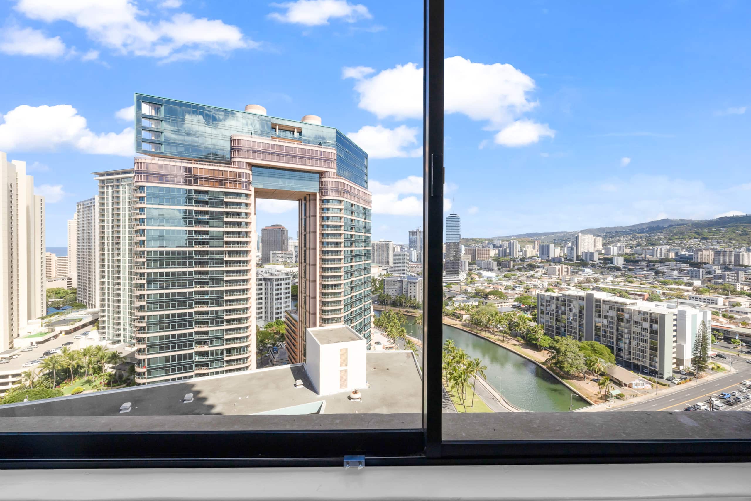 Condo in Honolulu · ★4.72 · Studio · 1 bed · 1 private bath - Image 17