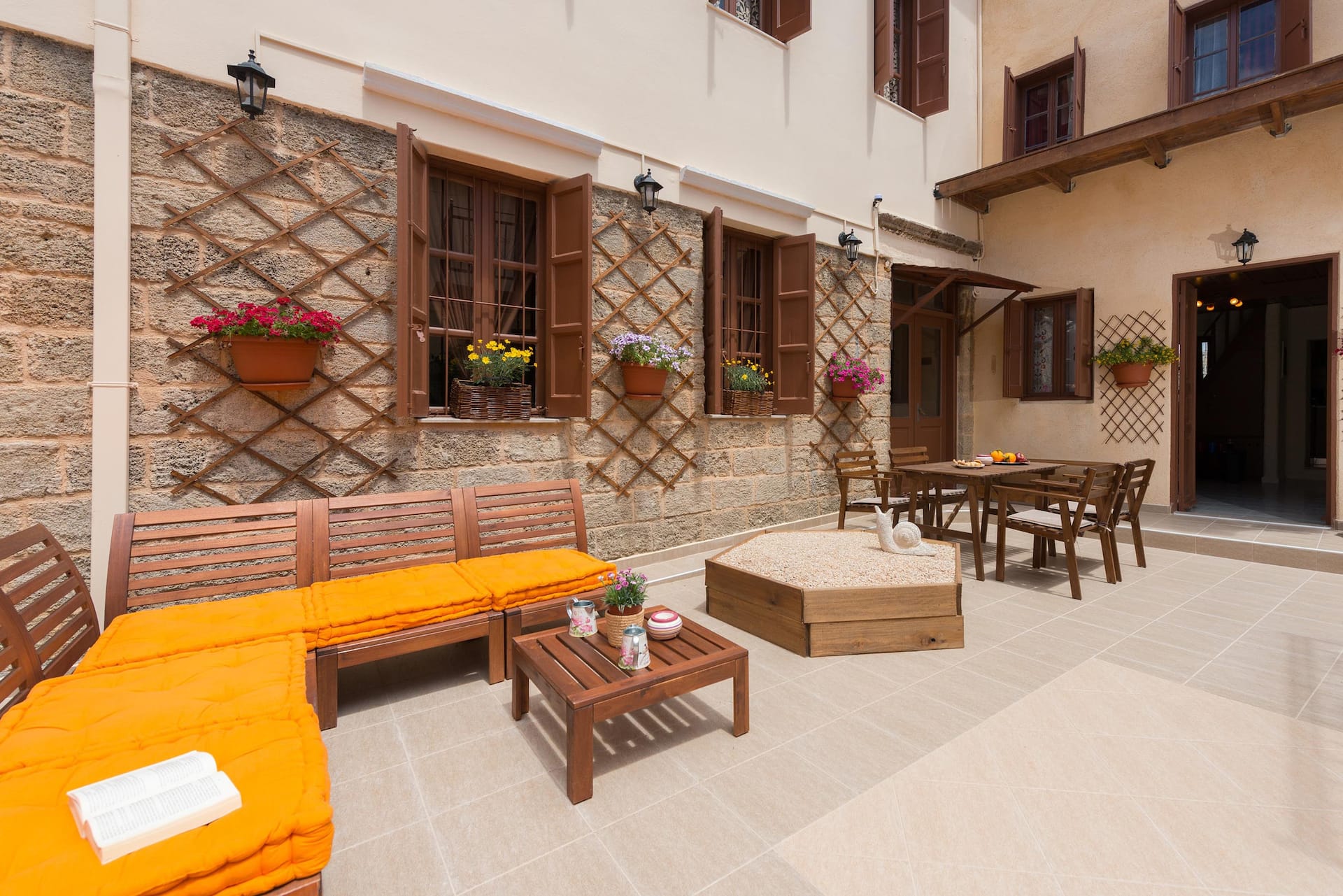 3 Charites Old Town