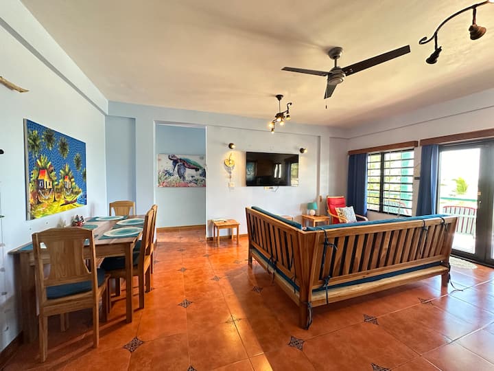 Lazy Palm Suites- Yolo Suite- Oceanfront - Placencia