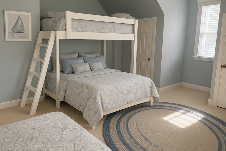 שתי מיטות קומתיים קווין/טווין = מקום לכולם. בין אם מדובר בבני דודים, אחים או מבוגרים שנוסעים יחד, המקום המרווח הזה שומר על הצוות שלכם קרוב ונוח.