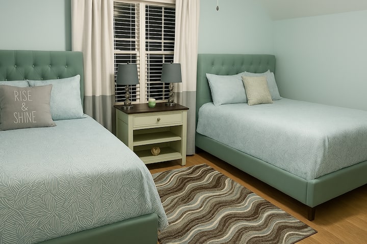 בוקר טוב, ישנוניים! החדר הכפול והעליז הזה מיועד לצחוקים בשעות הלילה המאוחרות, צ'אטים נעימים ובקרים איטיים על החוף. אידיאלי לאחים, חברים או כל מי שלא אכפת לו שותף לדירה