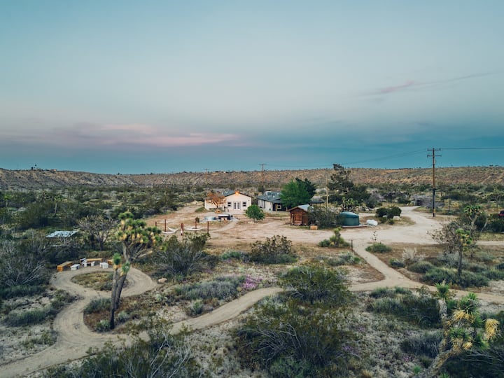 New Raven Ranch- 7.7 Acre Compound Retreat - Joshua Tree National Park