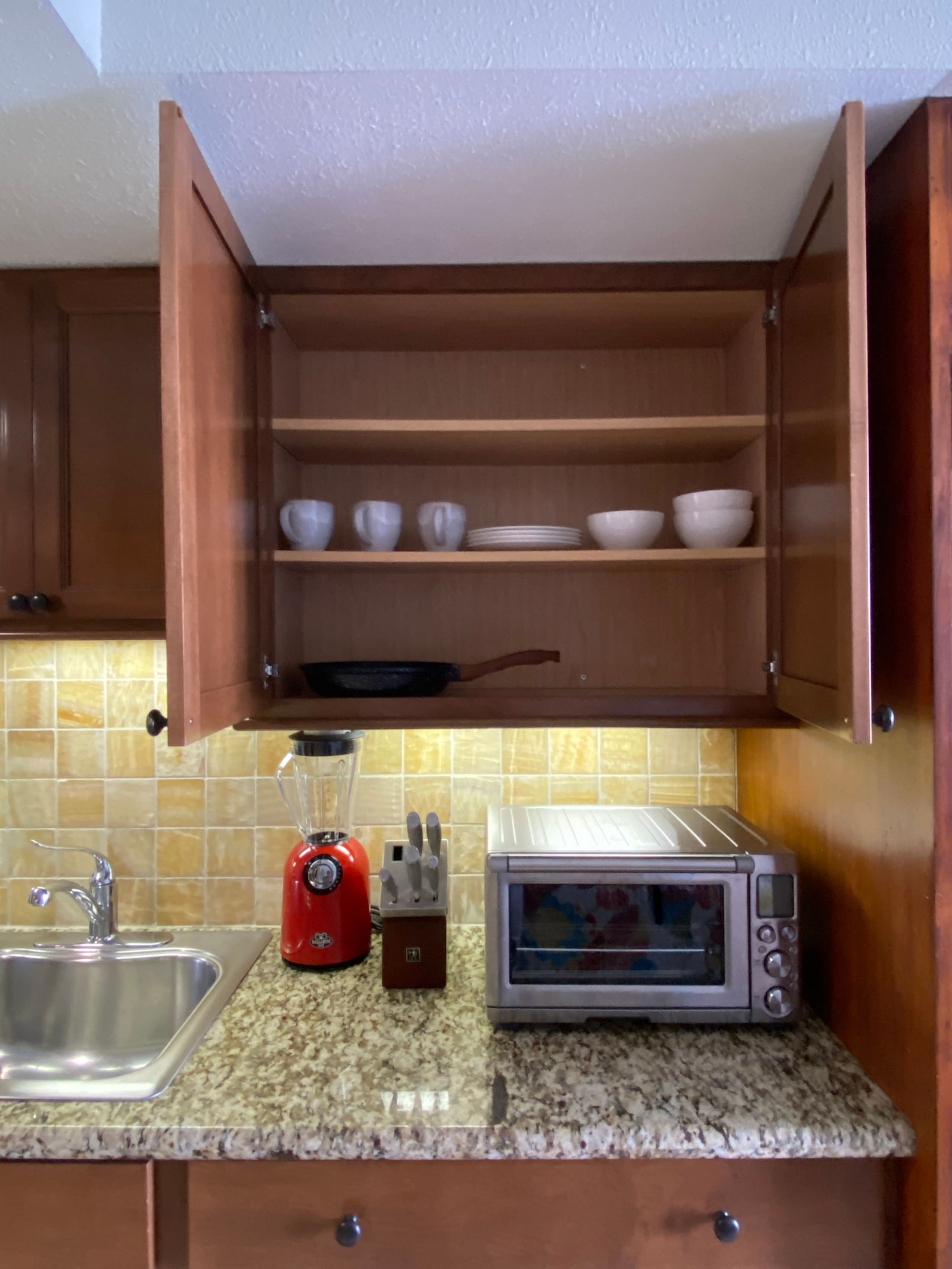 Cozy studio with FREE parking in Waikiki - Image 9