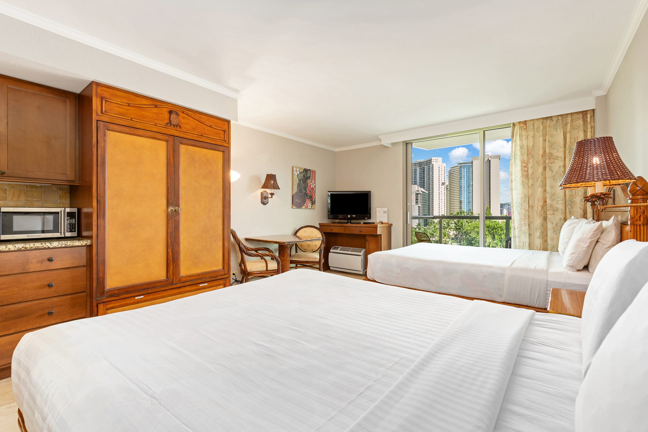 Cozy studio with FREE parking in Waikiki - Image 3