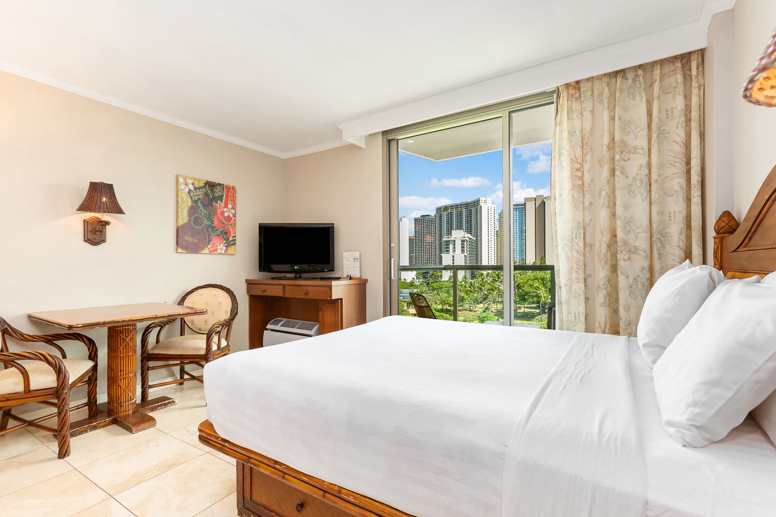 Cozy studio with FREE parking in Waikiki - Image 2