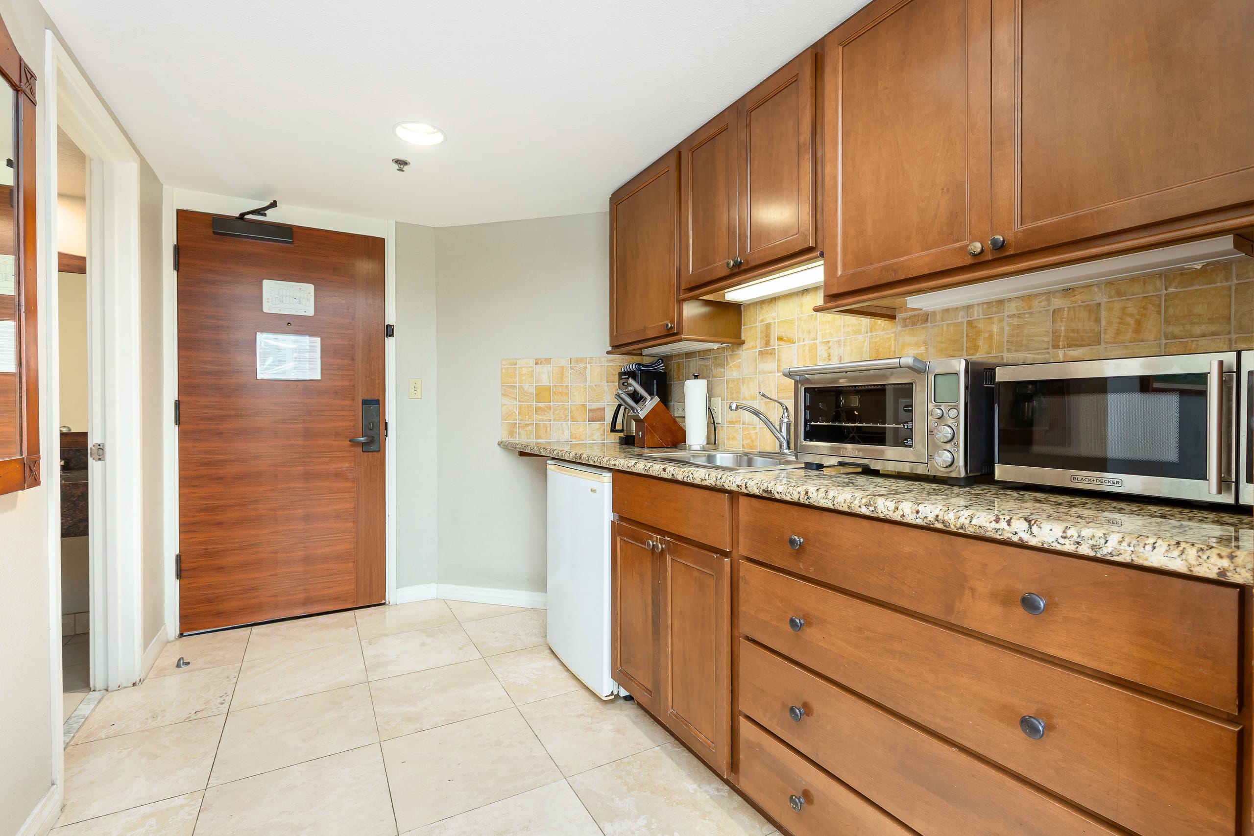 Cozy studio with FREE parking in Waikiki - Image 8