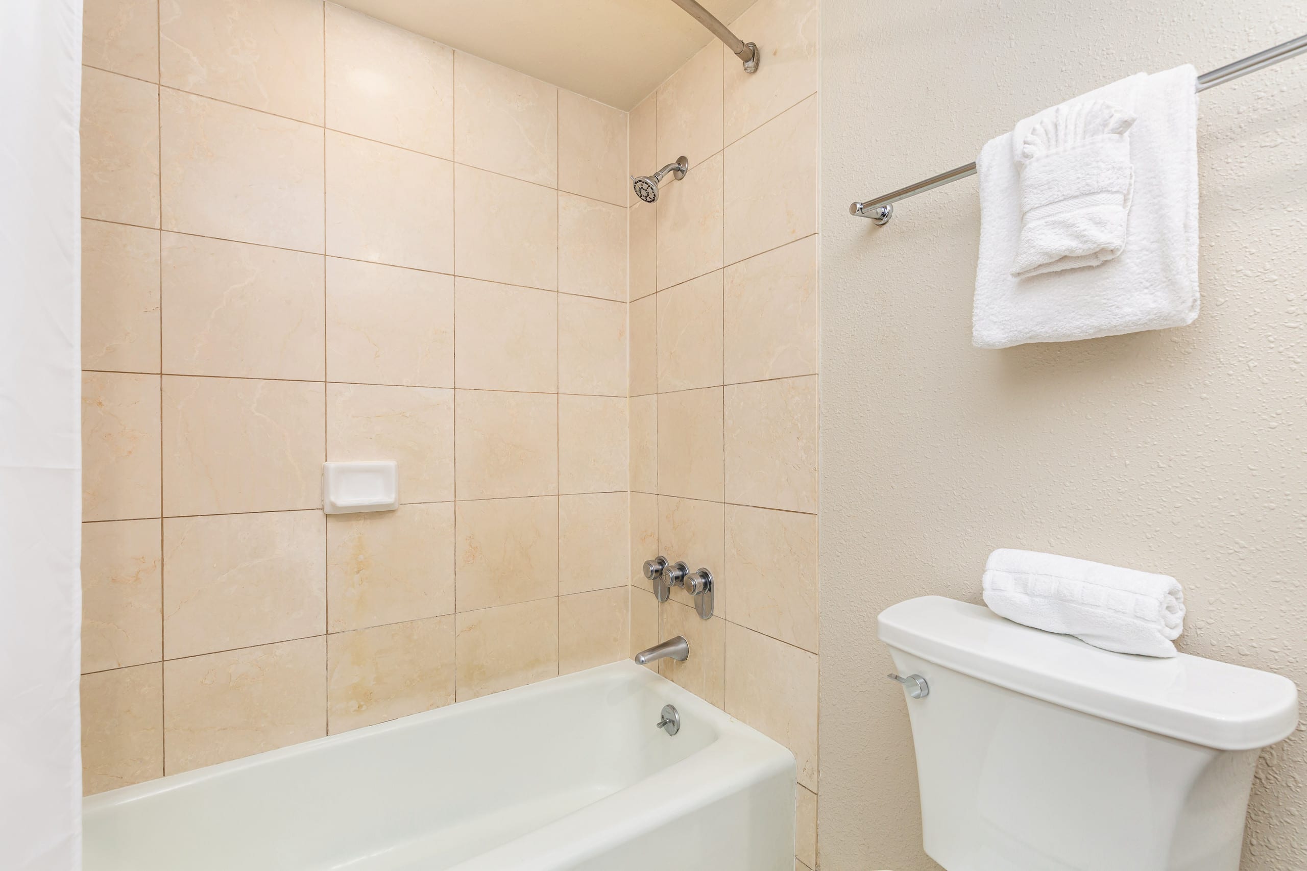 Cozy studio with FREE parking in Waikiki - Image 16