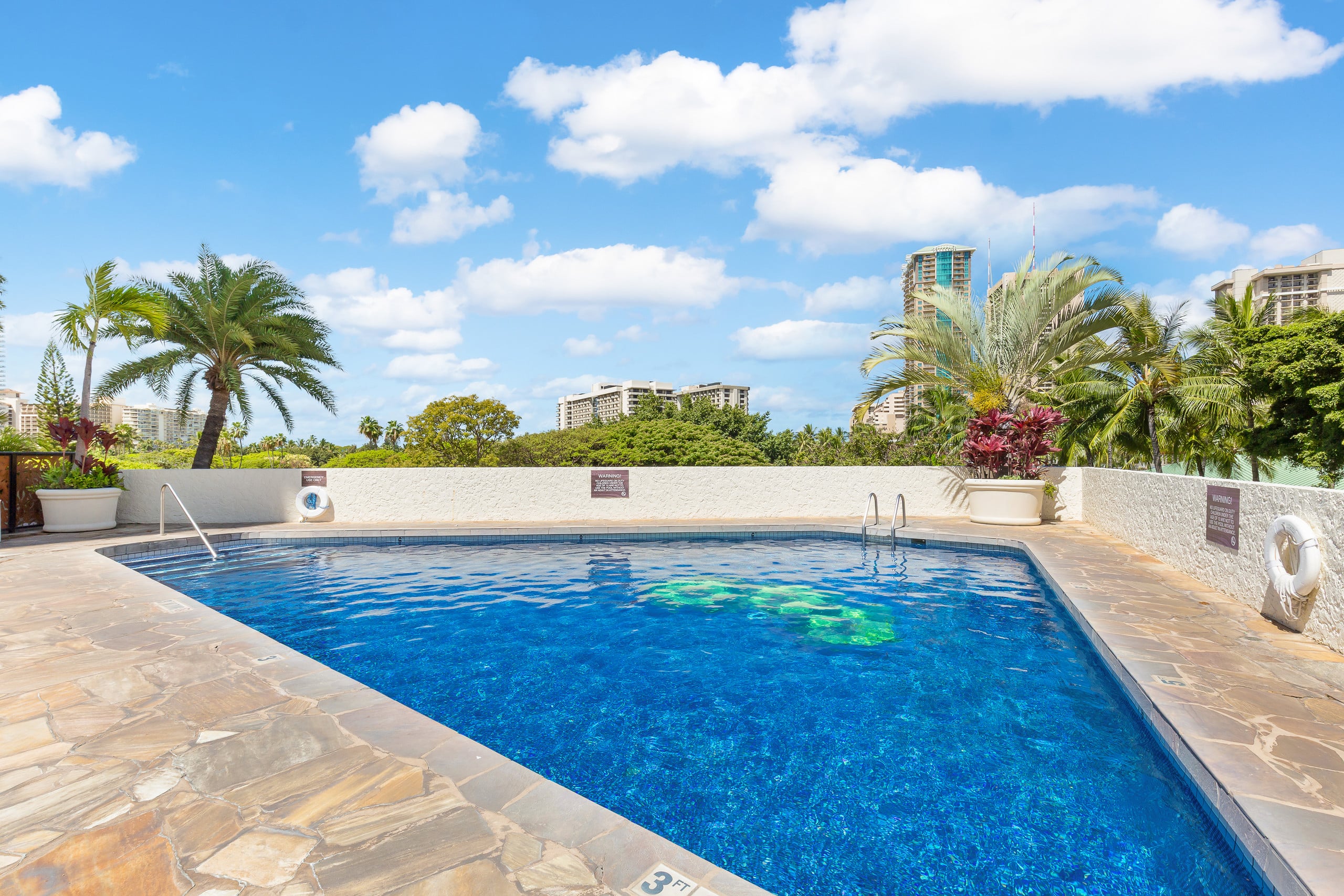 Cozy studio with FREE parking in Waikiki - Image 25