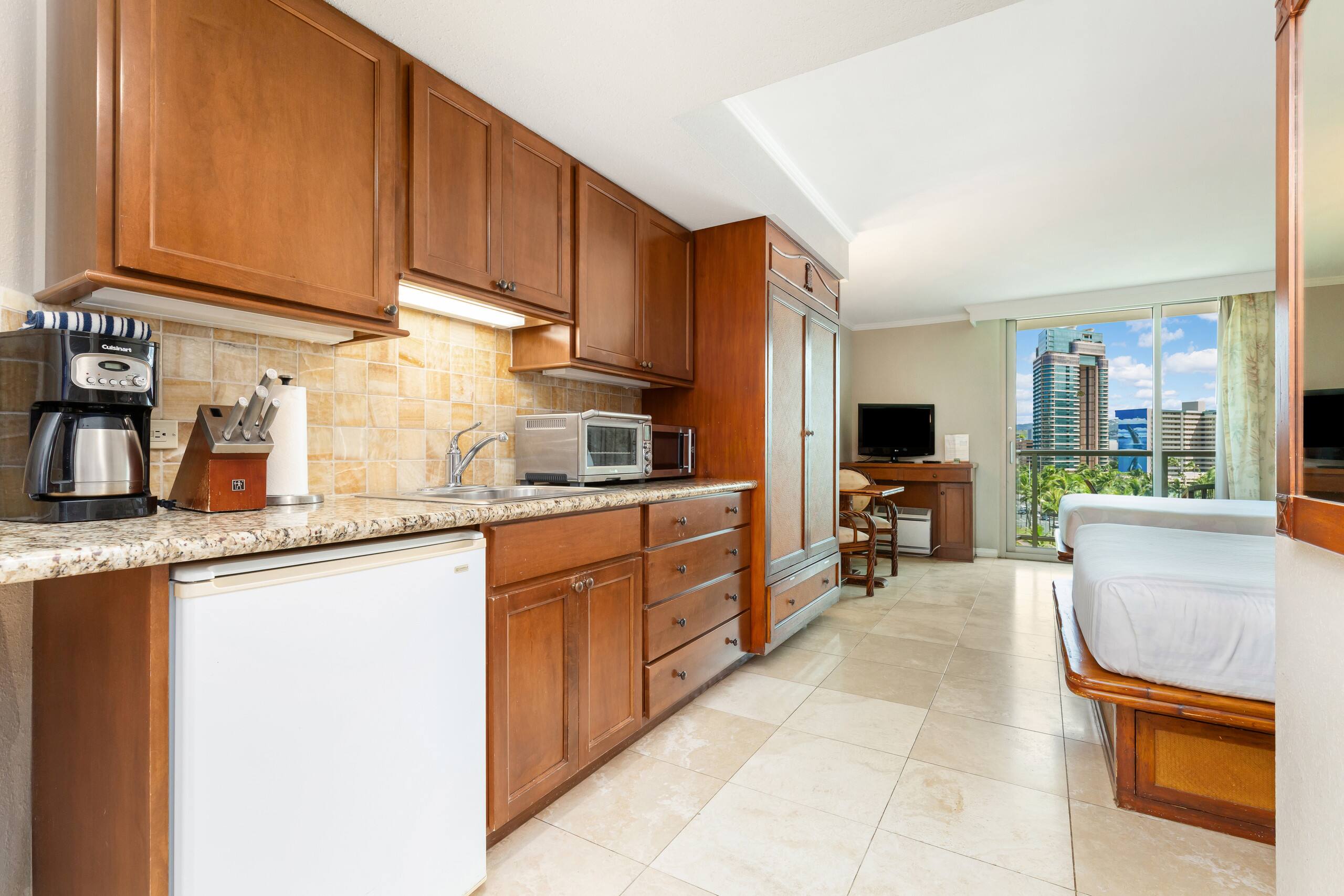 Cozy studio with FREE parking in Waikiki - Image 7
