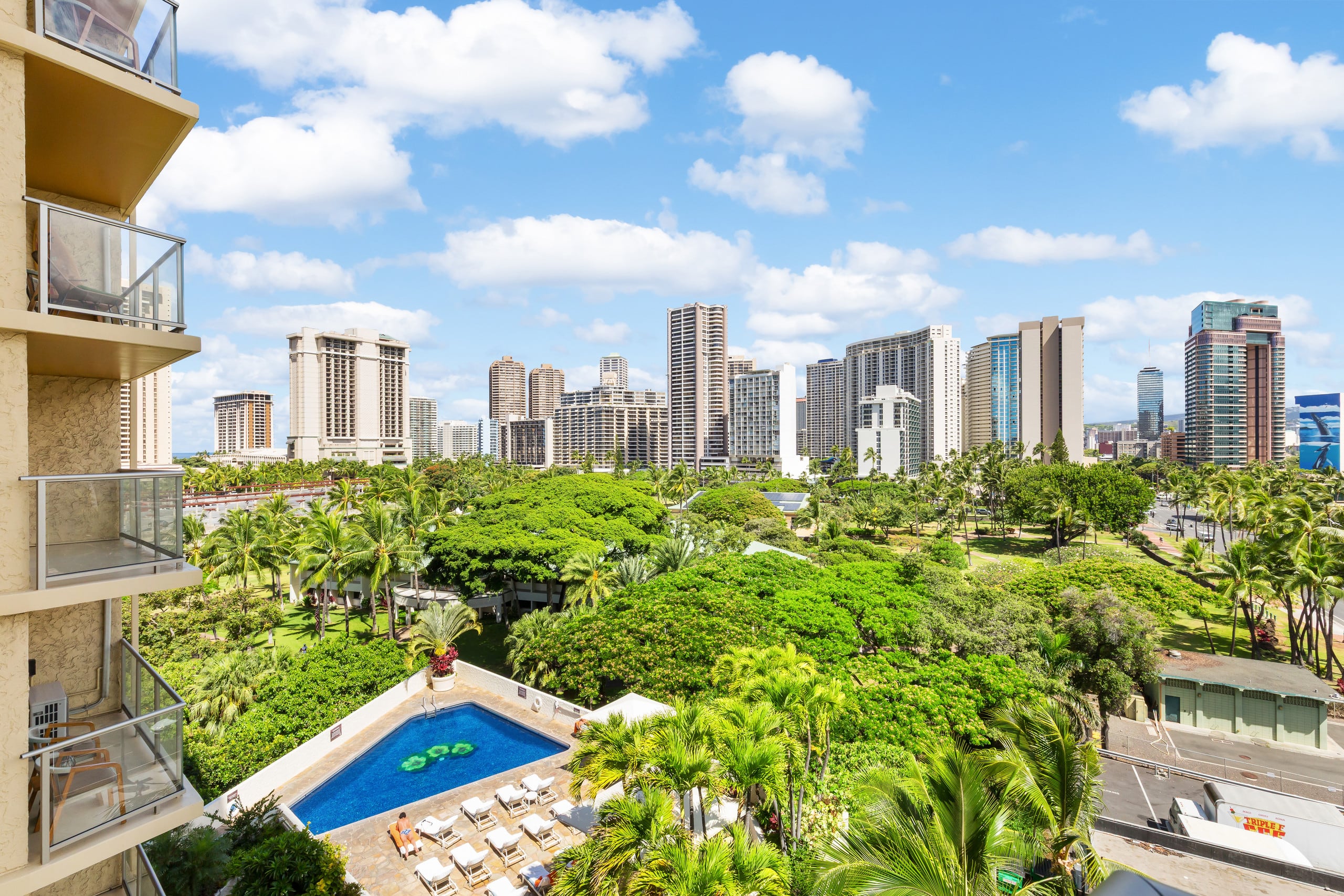 Cozy studio with FREE parking in Waikiki - Image 20