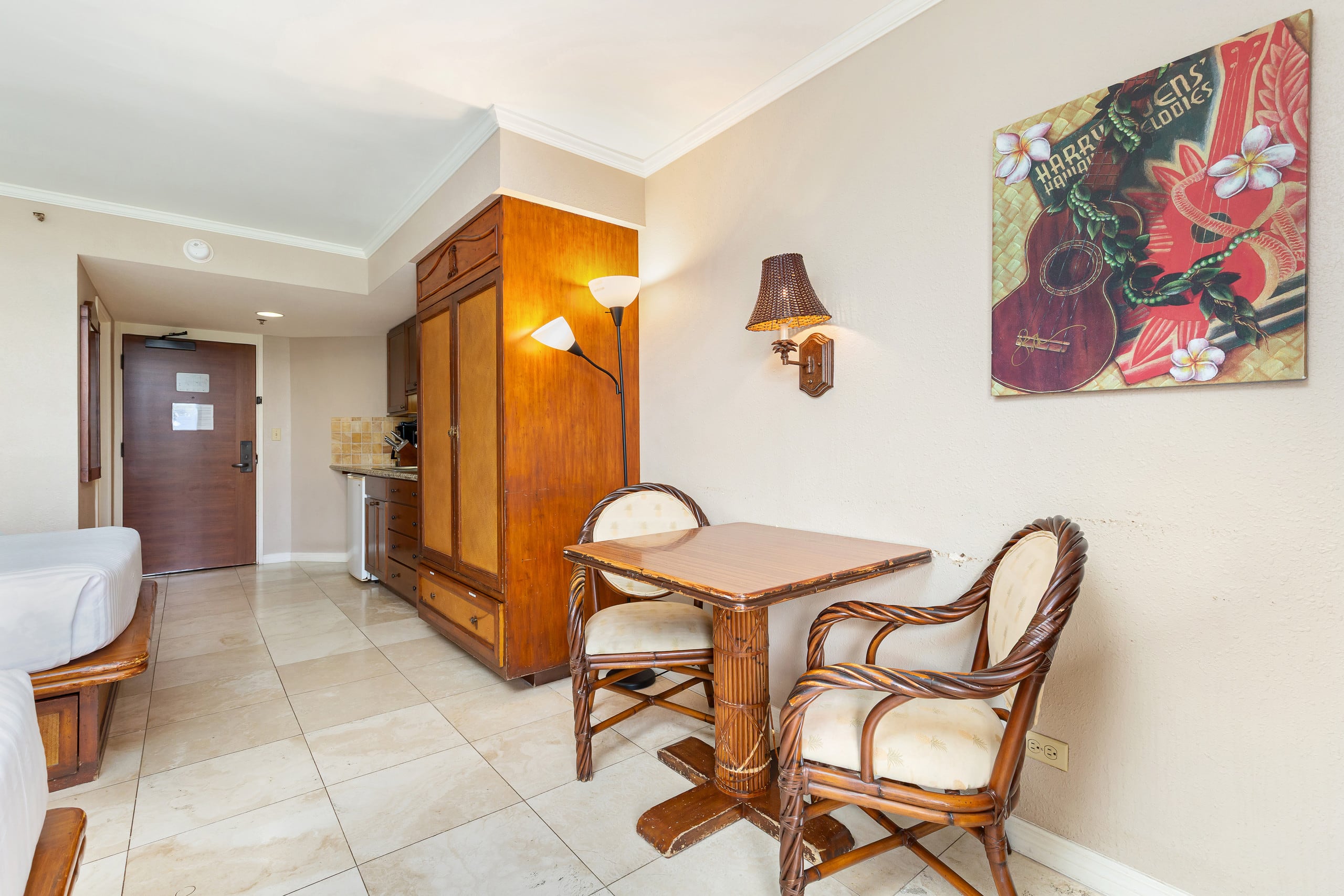 Cozy studio with FREE parking in Waikiki - Image 6