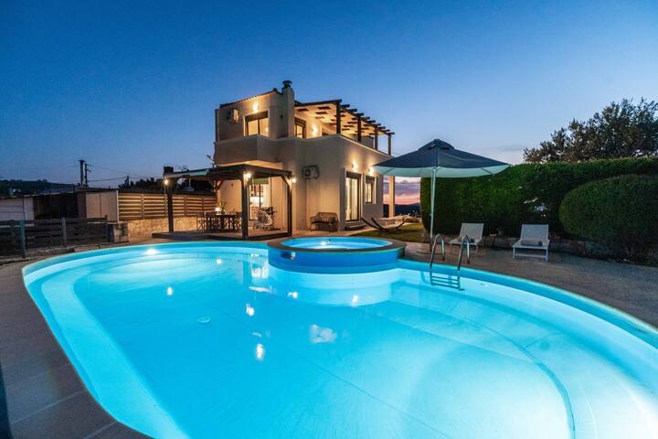 Jacuzzi*BBQ area * Private Pool*Walk to taverna