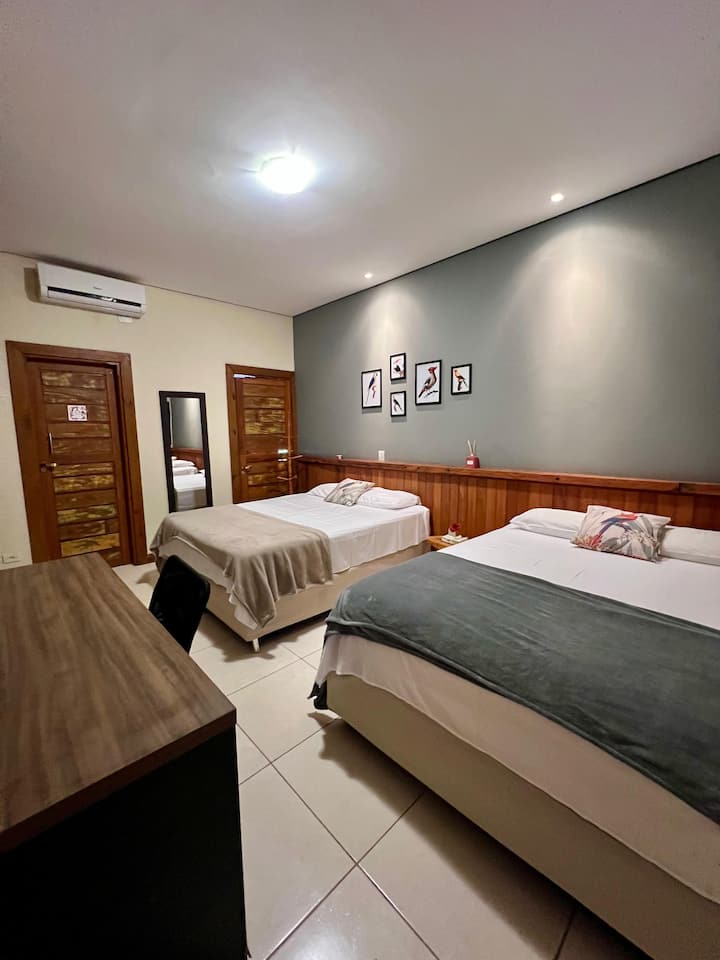 Вториот апартман има работно биро, 42-инчен работен монитор и ергономски стол. Нашиот интернет поддржува работа на далечина со видеоповици и видеоконференции.