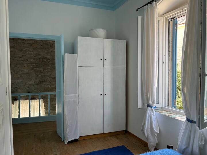 Ყველა ფანჯარა და კარი აღჭურვილია კოღოს ეკრანებით, მაგრამ ზოგჯერ კრიტერიუმები ჩნდება. Არსებობს კოღოს საწინააღმდეგო საშუალებები, მაგრამ თან იქონიეთ მალამოს საწინააღმდეგო მალამო. Სათავსოები საკმარისია. Dreo Tower ‑ ის ვენტილატორი გაგაგრილებთ.