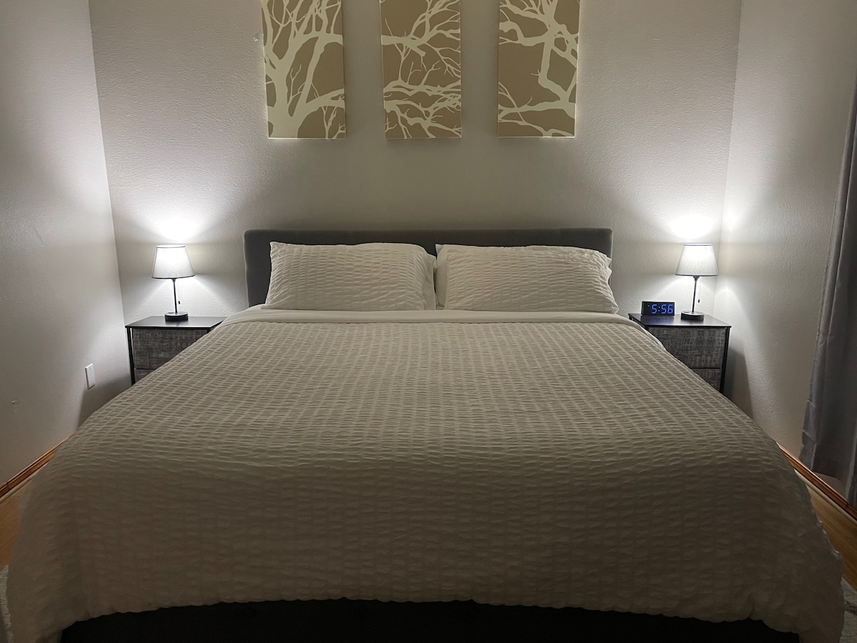 Dormitorio tamaño king en el piso superior. 