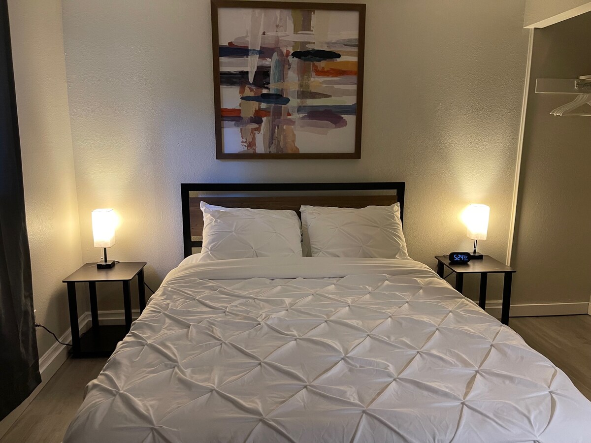 Dormitorio tamaño queen en la planta baja. 