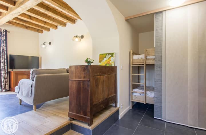 ห้องนั่งเล่นเปิดให้บริการพื้นที่นอนพร้อมเตียงสองชั้น 2 หลังสำหรับเด็ก