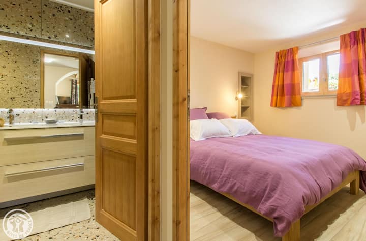 1 ห้องนอน (1 เตียง 160x200 ซม.) ห้องน้ำ (ฝักบัวอาบน้ำแบบวอล์คอิน) ห้องสุขาแยกต่างหาก 1 ห้องพร้อมเครื่องล้างมือ