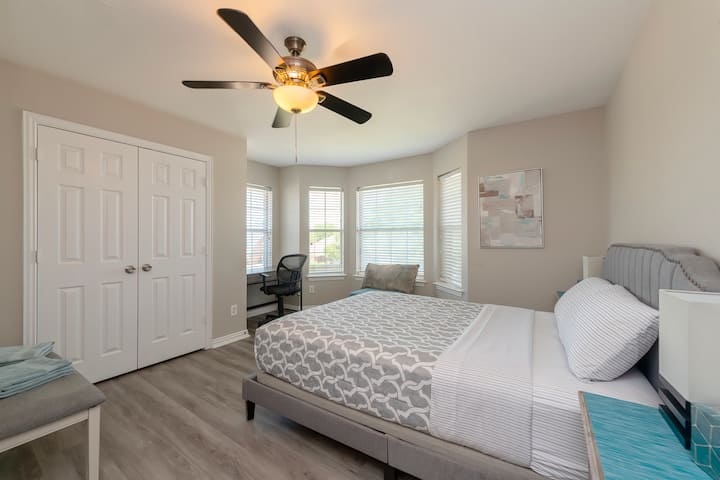 Спалня 2  - Дамски легла с бюро /стол 