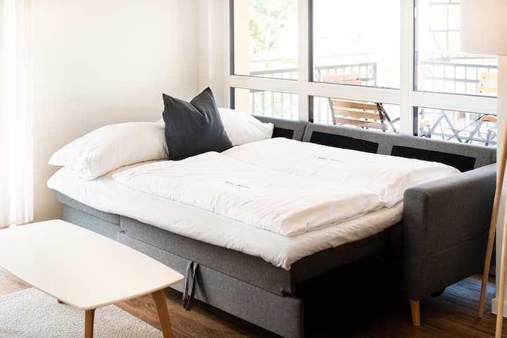 הזמינו את המקום שלנו ליותר מ -2 אנשים, הספה הנעימה שלנו הופכת לספה נפתחת נוחה מאוד, כולל חלק עליון ומצעים. אלה, כמובן, כלולים במחיר. 