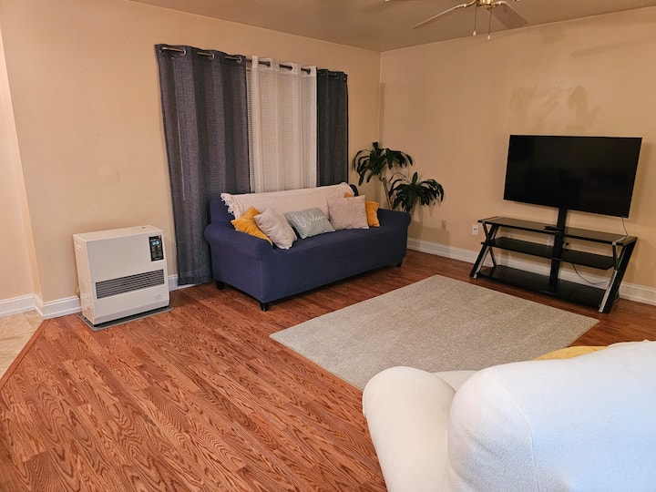 Cheerful 2 Bedroom Home With Oversized Fenced Yard - Yreka, CA