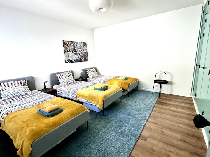 Deuxième chambre avec trois lits 90x200 et rangement mural