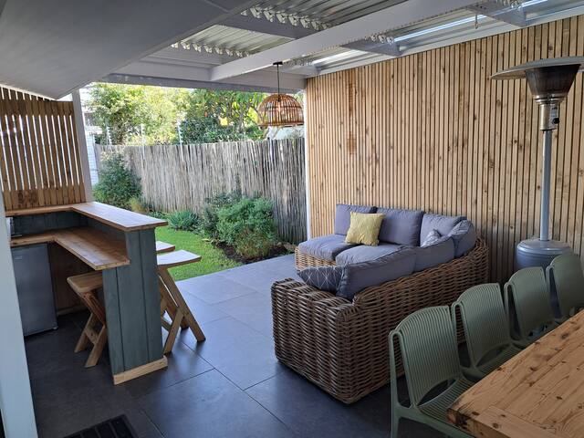 Entertainers dream home with pool & mountain views gallery image 3