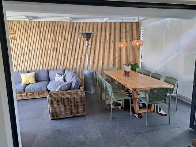 Entertainers dream home with pool & mountain views gallery image 4