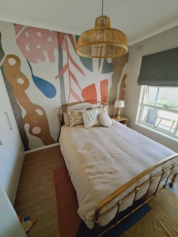 Entertainers dream home with pool & mountain views gallery image 2