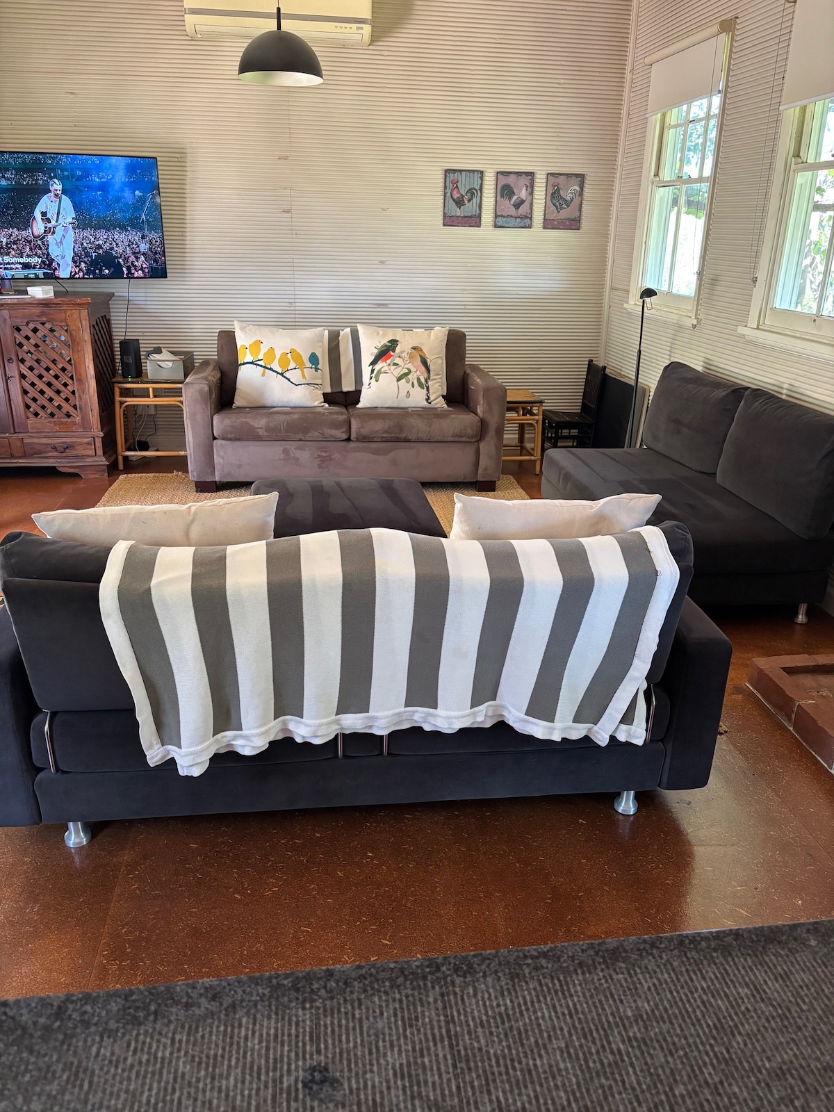 从厨房岛台长凳可欣赏客厅景观。