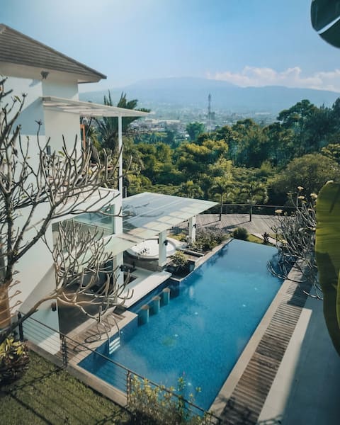 Gedong Sangkuriang, a Luxurious and Serene Villa