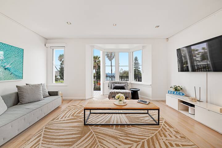 Hazel U 1, Beach Front with Balcony, 2 Bedrooms gallery image 2