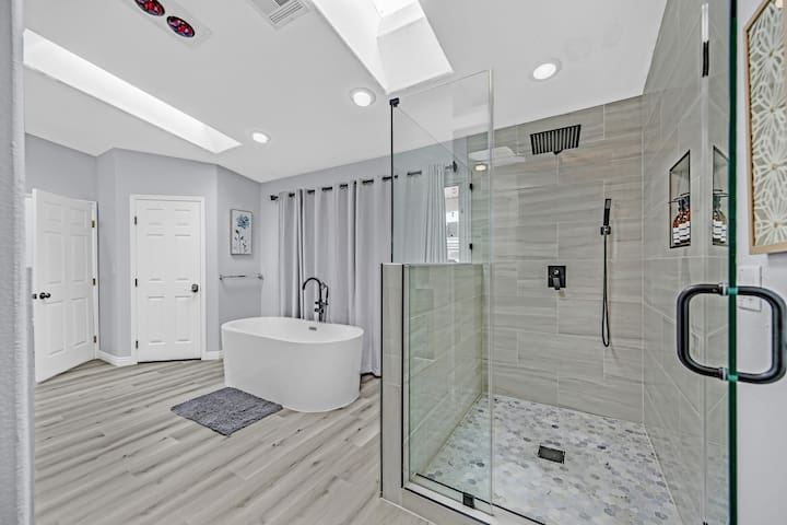 Renovated 3275sqft 5BR/3BA Strip View, Pool, more! gallery image 4