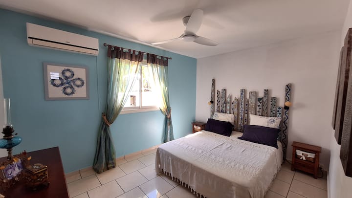 habitación de la parte inferior cama queen size