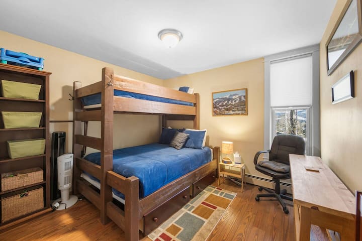 Gostinjska soba.  Bračni krevet (širine 150-179 cm) na dnu i bračni krevet (širine 150-179 cm) na 