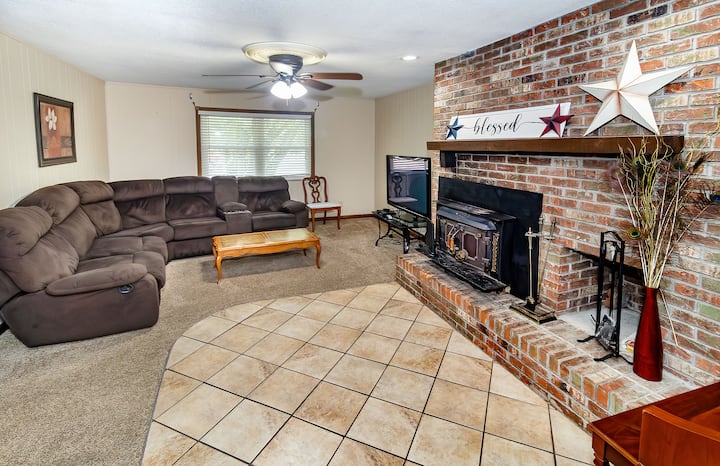 Stonegate Place. 4bd 2bth And Sleepsofa. Breakfast - Newburgh, IN