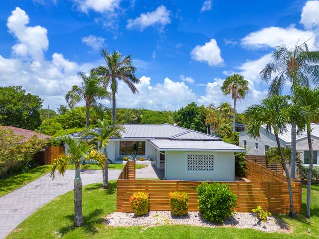 Luxury Lake House Blocks from the Beach! gallery image 5