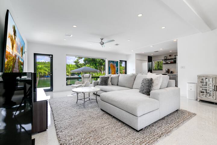 Luxury Lake House Blocks from the Beach! gallery image 3