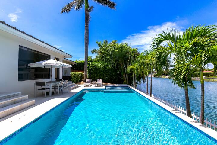 Luxury Lake House Blocks from the Beach! gallery image 2