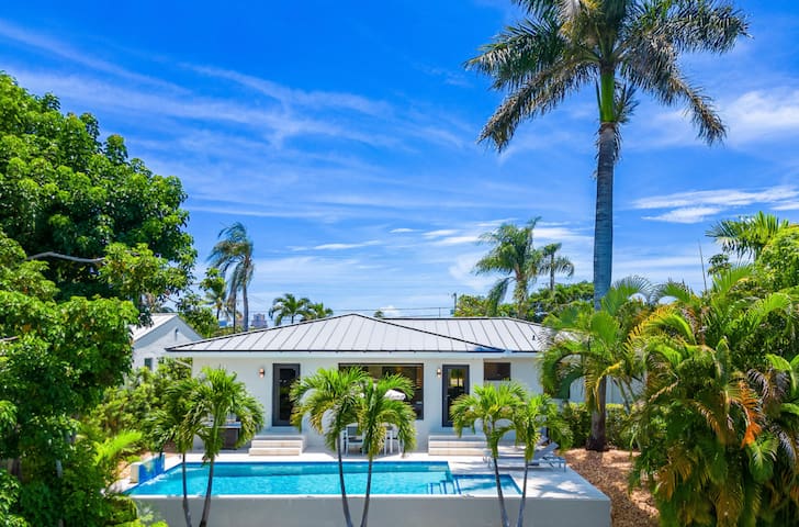 Luxury Lake House Blocks from the Beach!