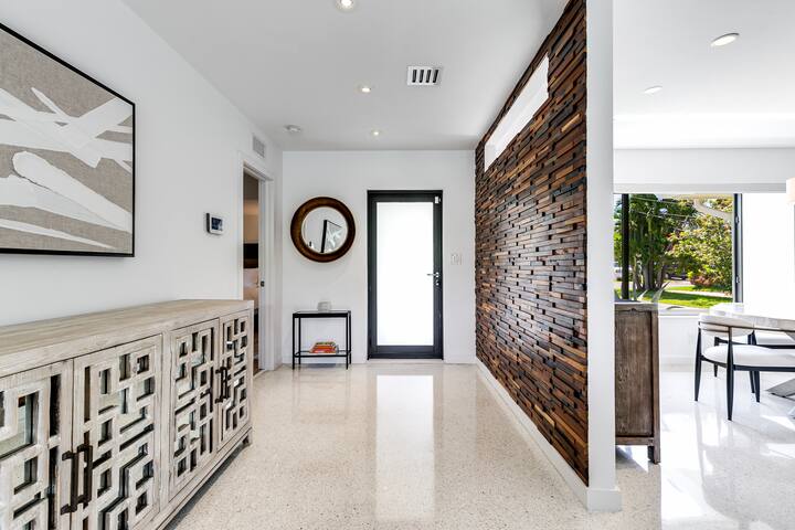 Luxury Lake House Blocks from the Beach! gallery image 4