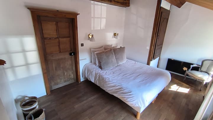 Grand chambre à l'étage avec commode et placard, lit double 160 cm